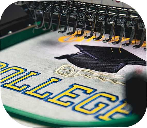 Máquina bordando uma camisa